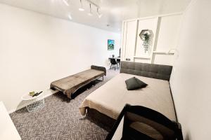 Suure-JaaniにあるLehola Apartment - kontaktivaba sissepääsのベッド2台とテーブルが備わるホテルルームです。