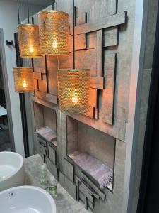 ein Badezimmer mit einer Wand mit Lichtern über einem Waschbecken in der Unterkunft Okeyloft Coyhaique 3 in Coihaique + 25 Fotos