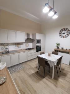 uma cozinha com mesa e cadeiras num quarto em Casa Marinella em Crotone