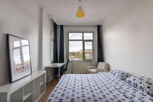 Postel nebo postele na pokoji v ubytování Capacious & Vibrant 4BR w Views and Shared Terrace