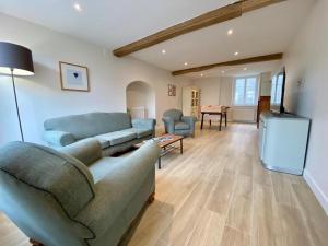 un salon avec deux canapés et une salle à manger dans l'établissement LANOISELEE, à Saint-Honoré-les-Bains