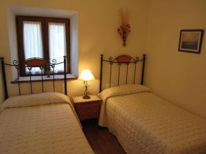 En eller flere senge i et værelse på Holiday Home La Asomailla