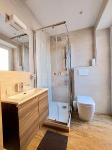 um banheiro com box de vidro e vaso sanitário em ARYA Cagliari em Cagliari