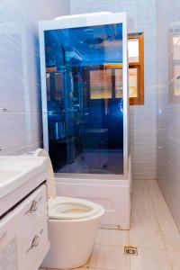 キガリにあるOptimum Apartment For Rent in Kigaliのトイレとシャワー付きの白いバスルーム