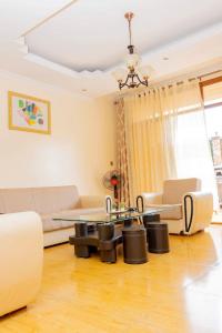 キガリにあるOptimum Apartment For Rent in Kigaliのソファとテーブルのあるリビングルーム