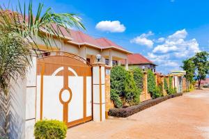 キガリにあるOptimum Apartment For Rent in Kigaliの門のある家
