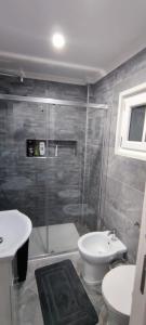 La salle de bains est pourvue d'une douche, de toilettes et d'un lavabo. dans l'établissement Andrea's Apartments - Chiasserini, à Milan