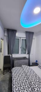 - une chambre avec un lit et un plafond bleu dans l'établissement Andrea's Apartments - Chiasserini, à Milan