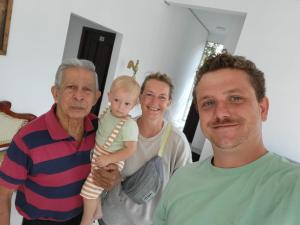 Un groupe de trois personnes posant une photo avec un bébé dans l'établissement Ella, Nine Arch Holiday Resort, à Ella