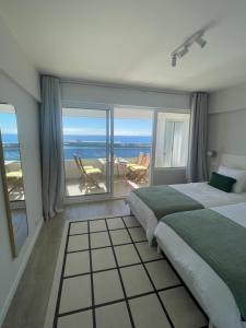 - une chambre avec 2 lits et une vue sur l'océan dans l'établissement top floor avenida arriaga 802, à Funchal