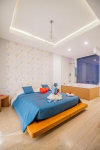 ein Schlafzimmer mit einem großen Bett mit einer blauen Decke in der Unterkunft Le suite del nostromo in Salerno