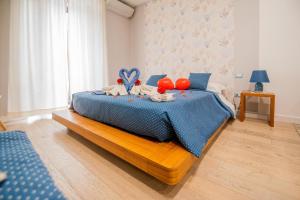ein Schlafzimmer mit einem blauen Bett mit Ballons drauf in der Unterkunft Le suite del nostromo in Salerno