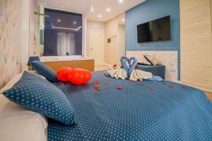 ein blaues Bett mit Ballons und Ballons darauf in der Unterkunft Le suite del nostromo in Salerno