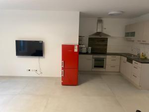 eine Küche mit einem roten Kühlschrank im Zimmer in der Unterkunft Charmante Ferienwohnung-Neubau- in Taunusstein