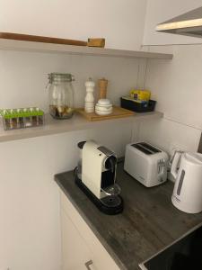 eine Küchentheke mit einem Toaster und einem Toaster in der Unterkunft Charmante Ferienwohnung-Neubau- in Taunusstein