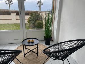 a room with two chairs and a table and a window at Juna in Laboe