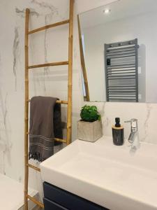 a bathroom with a white counter and a shelf at Appartement Design sur Vauban - Clim et Wifi in Marseille