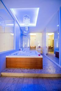 ein großes Bad mit einer großen Badewanne in einem Zimmer in der Unterkunft Le suite del nostromo in Salerno
