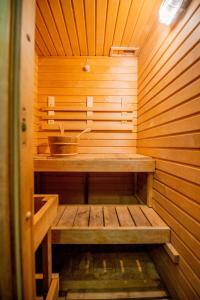 eine Sauna mit Waschbecken in einem Holzzimmer in der Unterkunft Le suite del nostromo in Salerno