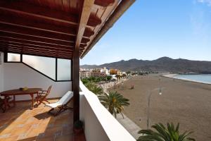 een balkon met uitzicht op het strand bij Casa Las Vistas in Gran Tarajal