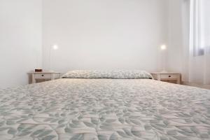 um quarto com uma cama grande num quarto branco em Casa Las Vistas em Gran Tarajal