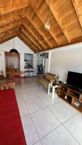 un salon avec un canapé et une table dans l'établissement Hermoso departamento en el centro de SMA con balcón. 4/2, à San Martín de los Andes