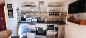 Kuchyňa alebo kuchynka v ubytovaní AR28-3, Apartamento con vistas mediterráneo