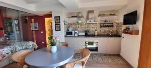 een keuken met een tafel en stoelen en een keuken met een aanrecht bij AR28-3, Apartamento con vistas mediterráneo in Villajoyosa
