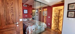een slaapkamer met een bed en een glazen deur bij AR28-3, Apartamento con vistas mediterráneo in Villajoyosa