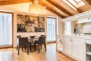 Kuchyň nebo kuchyňský kout v ubytování Casa Lidia Luxury attico 7