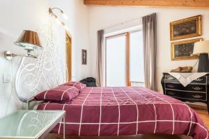 Tempat tidur dalam kamar di Casa Lidia Luxury attico 7