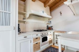 Kuchyň nebo kuchyňský kout v ubytování Casa Lidia Luxury attico 7