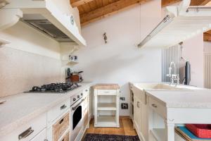 Kuchyň nebo kuchyňský kout v ubytování Casa Lidia Luxury attico 7