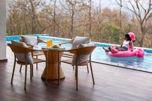 Πισίνα στο ή κοντά στο Eden Glade - Khopoli - Mountain-view villa with Private pool, Spacious decks & Indoor activities