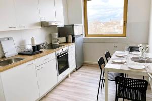 Kuchyň nebo kuchyňský kout v ubytování 2-room apartment with balcony