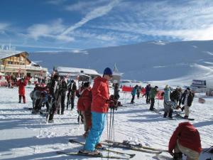 un grupo de personas esquiando en la nieve en LA CASA DE SENSI en Güéjar-Sierra