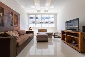 里約熱內盧的住宿－Belo em Copacabana - Uma quadra da praia- SL1001 Z2，带沙发和电视的客厅