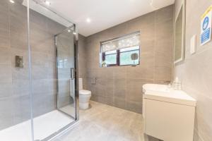 un bagno con doccia, lavandino e WC di Roseberry Cottage Coniston a Coniston Altre 22 foto