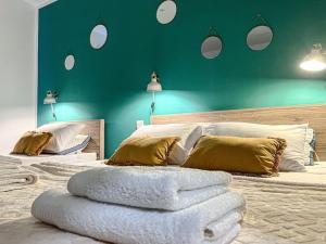 ein Schlafzimmer mit einem großen Bett und einer grünen Wand in der Unterkunft Wenza's Nest 5 min walk from St Julians in San Ġwann