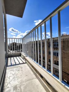 - Balcón con vistas a un edificio en Wenza's Nest 5 min walk from St Julians en San Ġwann