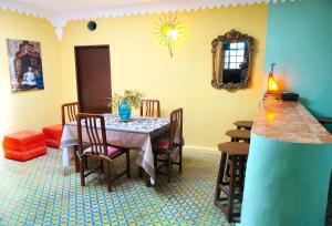 a dining room with a table and chairs in a room at Maison de la Lagune in Oualidia