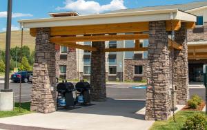 une pergola en face d'un bâtiment avec 2 compteurs de stationnement dans l'établissement My Place Hotel-Missoula, MT, à Missoula