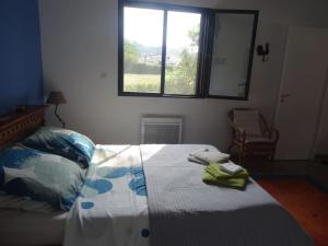 een bed in een kamer met een raam en een bed sidx sidx sidx bij Beau 2 pièces avec jardin dans villa à Mougins. in Mougins