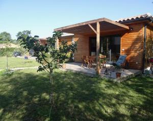 een houten huisje met een patio en een tafel bij Beau 2 pièces avec jardin dans villa à Mougins. in Mougins