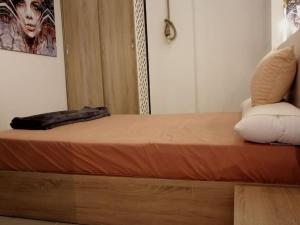łóżko w pokoju z poduszką w obiekcie studio inside resort including private sand beach w mieście Hurghada