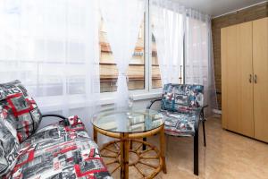 ein Wohnzimmer mit einem Glastisch und Stühlen in der Unterkunft Espanatour AMARION in Torrevieja