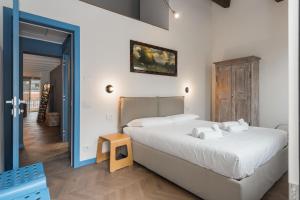 a bedroom with a large bed in a room at Flats4rent Carla's Apartments in Verona