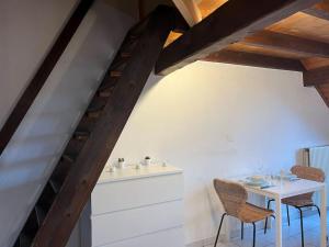 - une salle à manger avec une table et deux chaises dans l'établissement Charmant appartement en duplex à Porrentruy, à Porrentruy