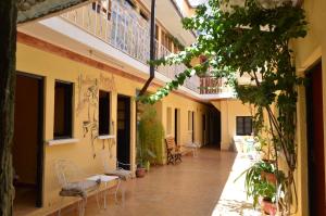 une cour vide d'un bâtiment avec des chaises et des tables dans l'établissement Hostal Coronel Pedro Arraya, à Tupiza