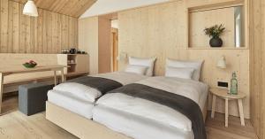 1 dormitorio con 2 camas, mesa y asterisco en Kulturhof Stanggass, en Bischofswiesen